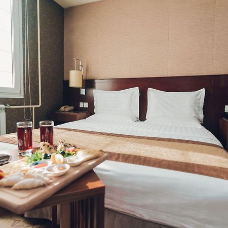 Soluxe Hotel Alma-Ata Buitenkant foto