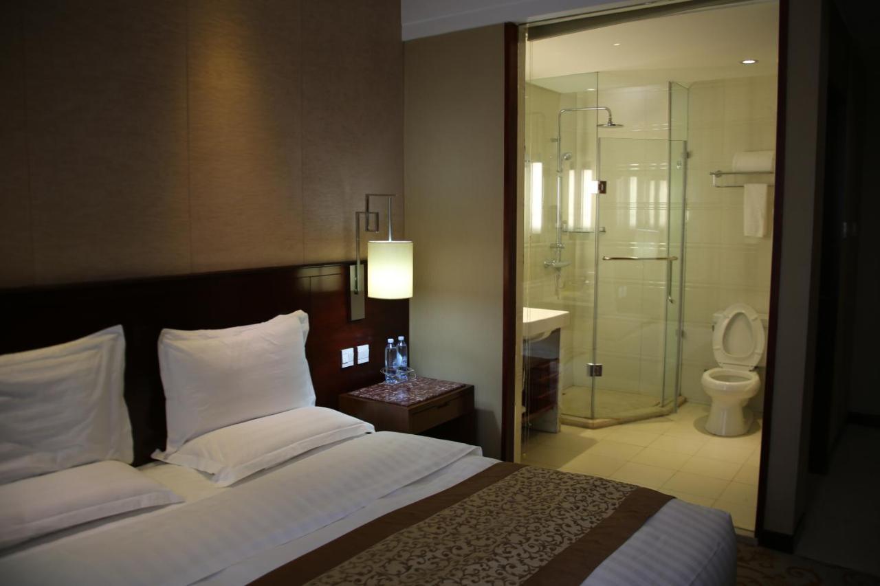 Soluxe Hotel Alma-Ata Buitenkant foto