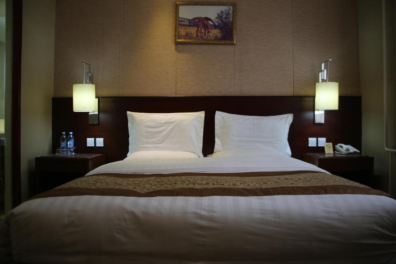 Soluxe Hotel Alma-Ata Buitenkant foto