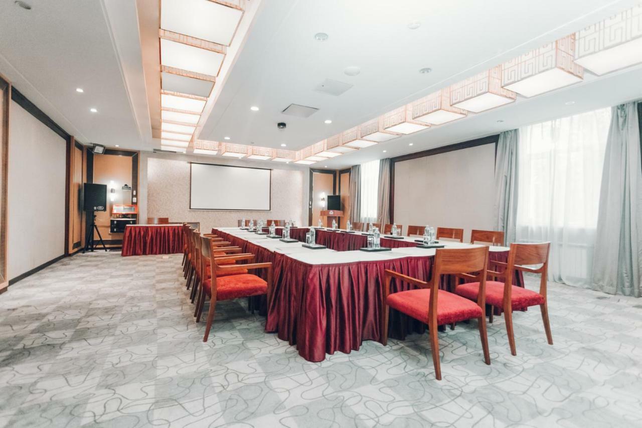 Soluxe Hotel Alma-Ata Buitenkant foto